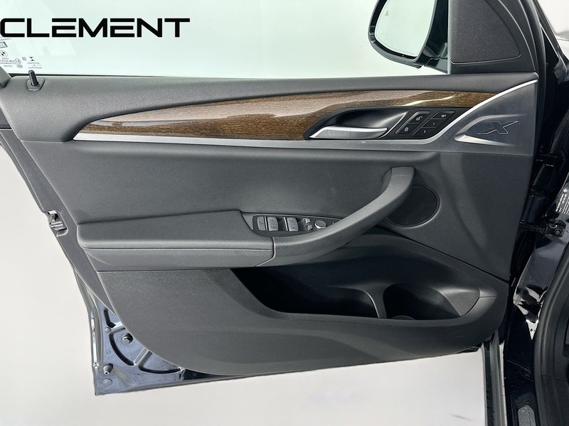 BMW X3 Vehicle Full-screen Gallery Image 27