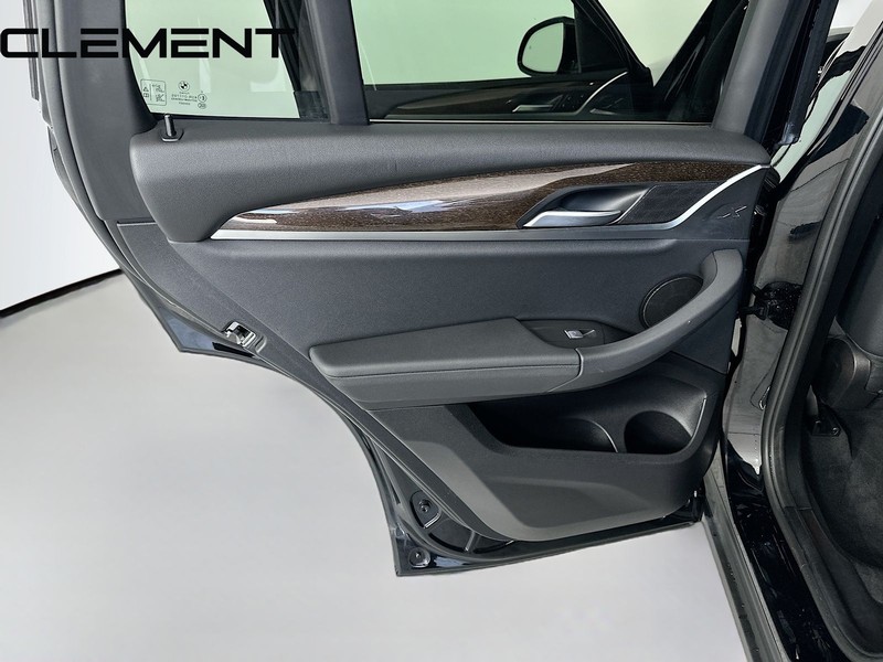 BMW X3 Vehicle Full-screen Gallery Image 30