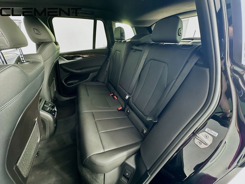 BMW X3 Vehicle Full-screen Gallery Image 32
