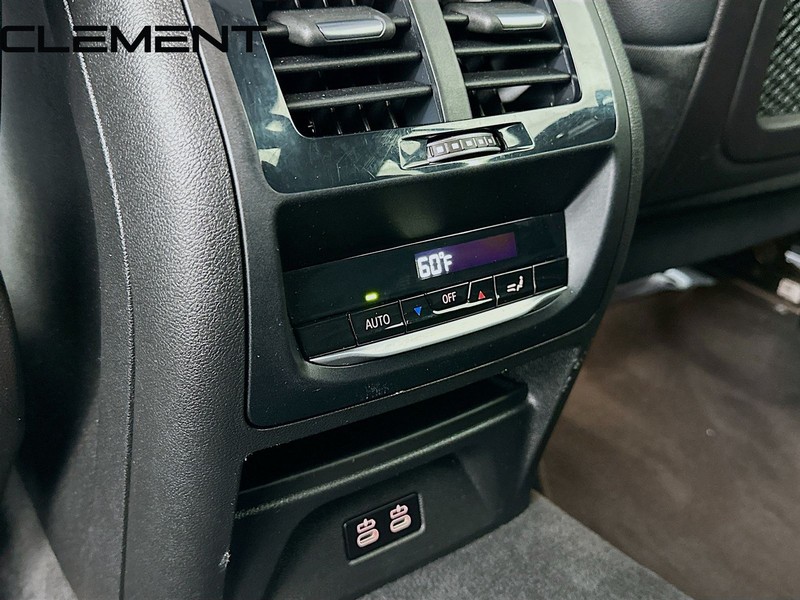 BMW X3 Vehicle Full-screen Gallery Image 33