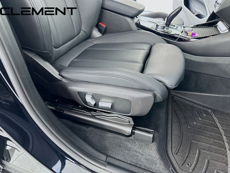 BMW X3 Vehicle Full-screen Gallery Image 34