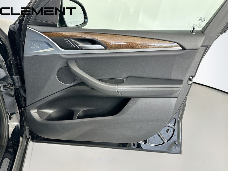 BMW X3 Vehicle Full-screen Gallery Image 36