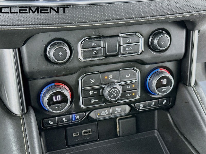 Chevrolet Suburban Vehicle Full-screen Gallery Image 22