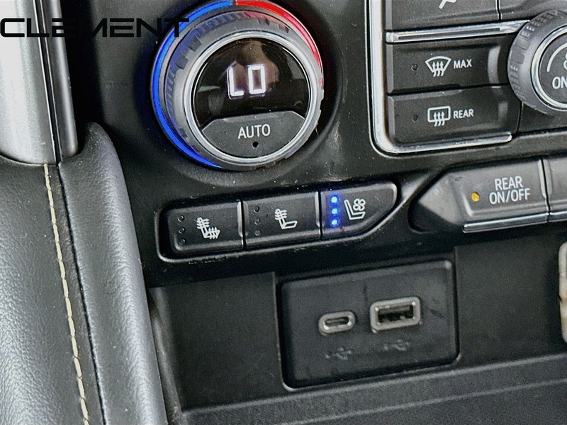 Chevrolet Suburban Vehicle Full-screen Gallery Image 23