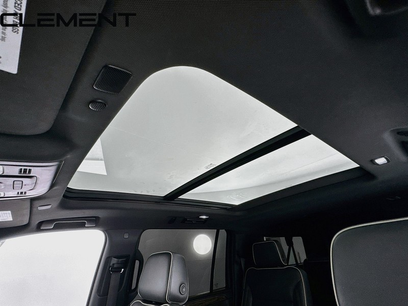 Chevrolet Suburban Vehicle Full-screen Gallery Image 25