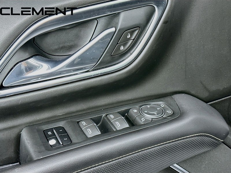 Chevrolet Suburban Vehicle Full-screen Gallery Image 28
