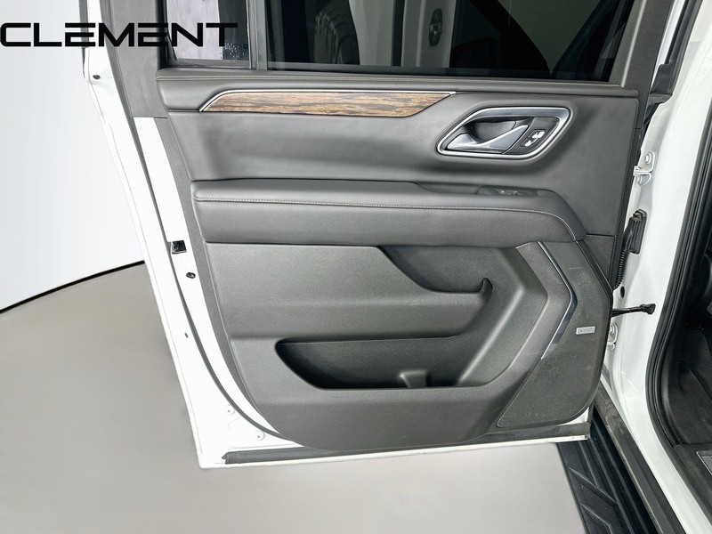 Chevrolet Suburban Vehicle Full-screen Gallery Image 32