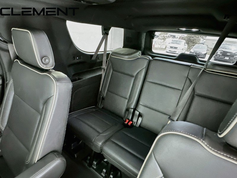 Chevrolet Suburban Vehicle Full-screen Gallery Image 34