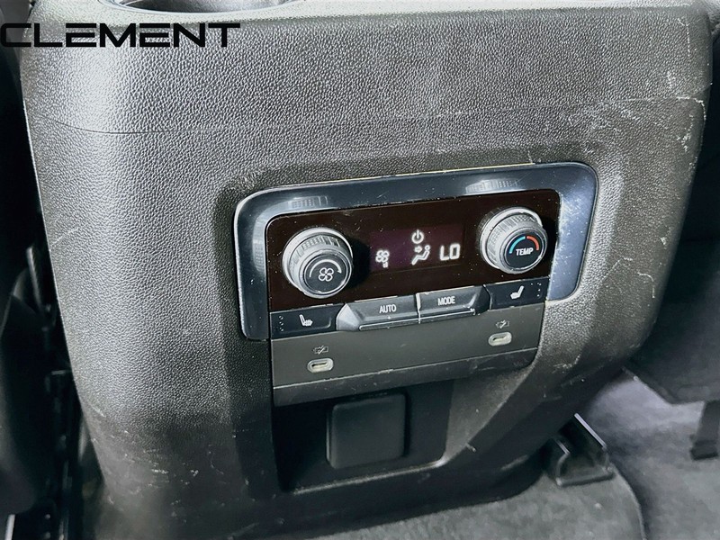 Chevrolet Suburban Vehicle Full-screen Gallery Image 35