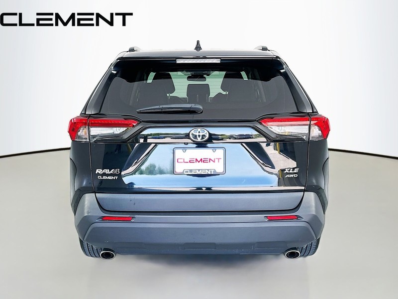 Toyota RAV4 Vehicle Full-screen Gallery Image 8