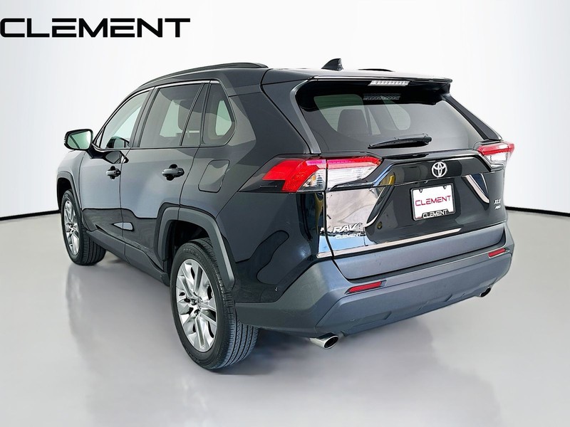 Toyota RAV4 Vehicle Full-screen Gallery Image 10
