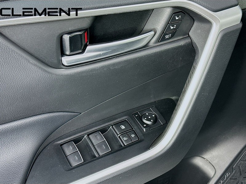 Toyota RAV4 Vehicle Full-screen Gallery Image 27