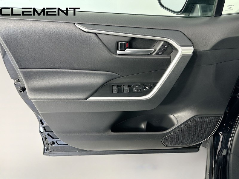 Toyota RAV4 Vehicle Full-screen Gallery Image 28