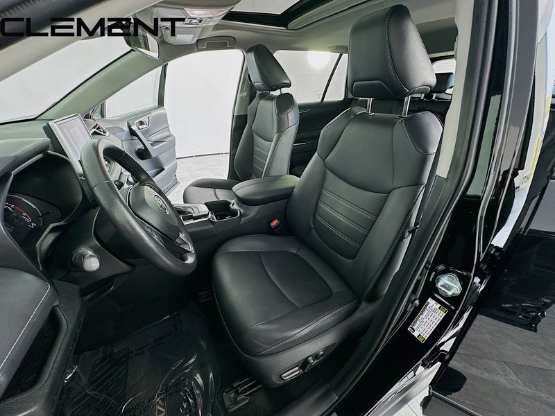 Toyota RAV4 Vehicle Full-screen Gallery Image 30