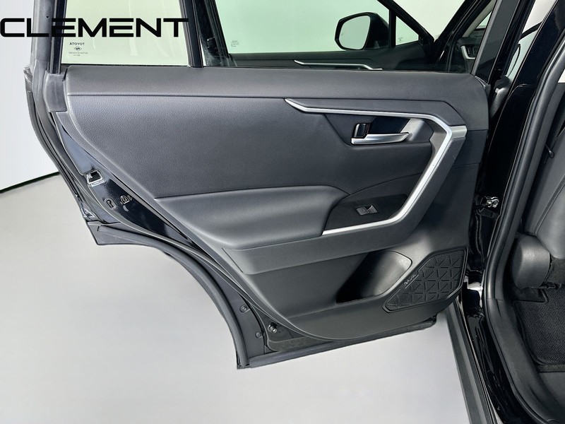 Toyota RAV4 Vehicle Full-screen Gallery Image 32