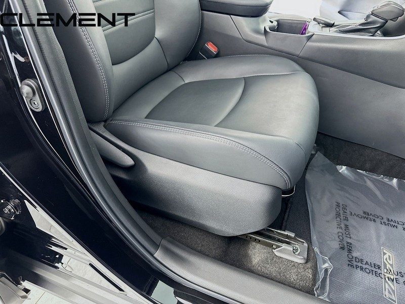 Toyota RAV4 Vehicle Full-screen Gallery Image 34