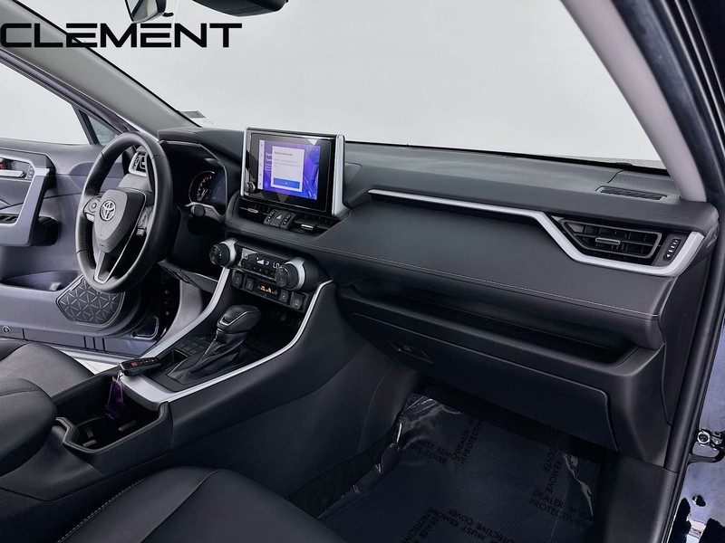 Toyota RAV4 Vehicle Full-screen Gallery Image 35