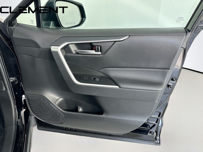 Toyota RAV4 Vehicle Full-screen Gallery Image 36