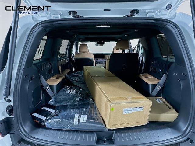 Hyundai Santa Fe Hybrid Vehicle Full-screen Gallery Image 9