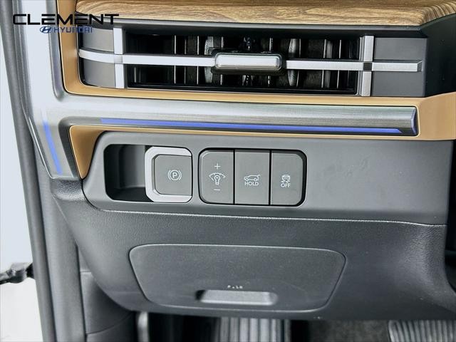 Hyundai Santa Fe Hybrid Vehicle Full-screen Gallery Image 12