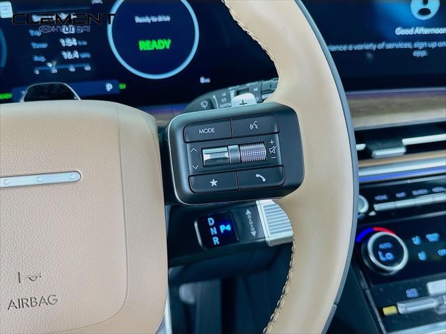 Hyundai Santa Fe Hybrid Vehicle Full-screen Gallery Image 15
