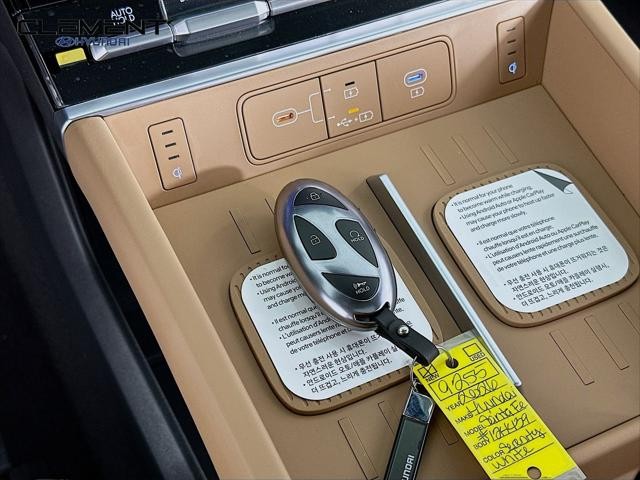 Hyundai Santa Fe Hybrid Vehicle Full-screen Gallery Image 21