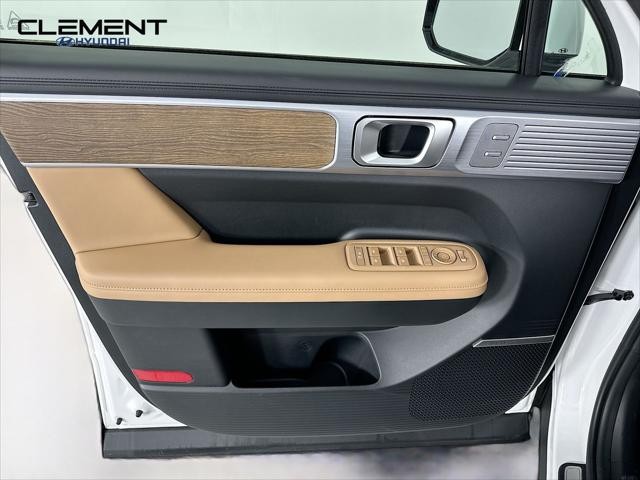 Hyundai Santa Fe Hybrid Vehicle Full-screen Gallery Image 25