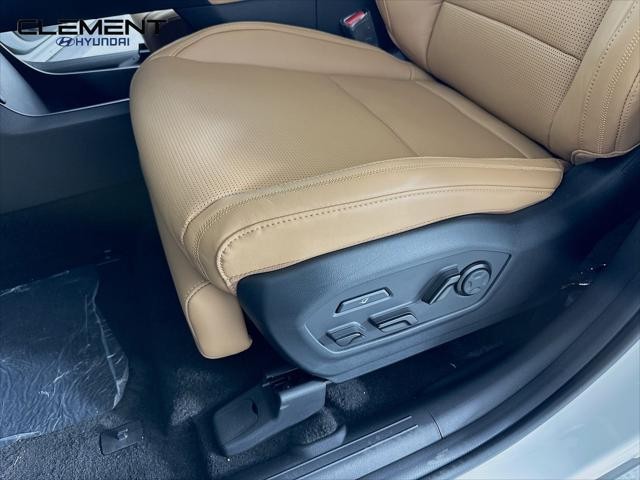 Hyundai Santa Fe Hybrid Vehicle Full-screen Gallery Image 26