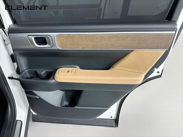 Hyundai Santa Fe Hybrid Vehicle Full-screen Gallery Image 28