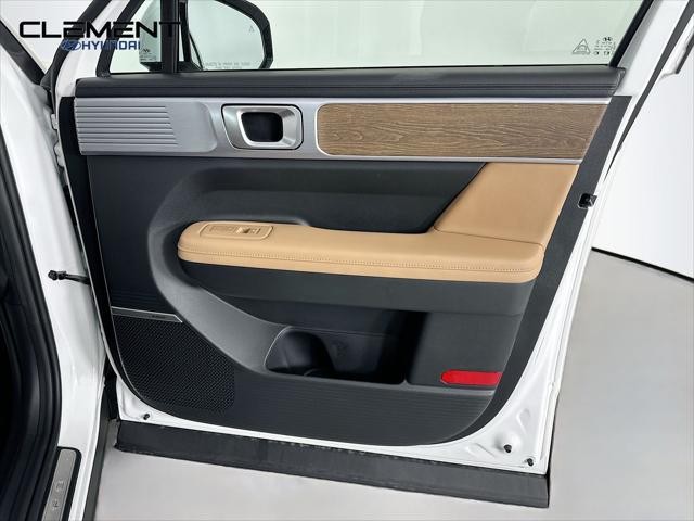 Hyundai Santa Fe Hybrid Vehicle Full-screen Gallery Image 32