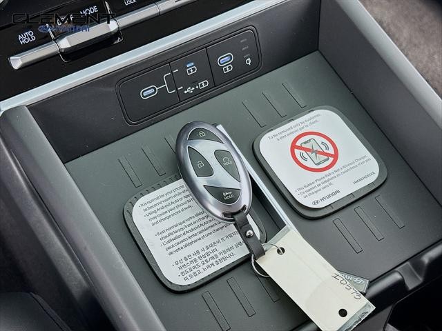 Hyundai Santa Fe Vehicle Full-screen Gallery Image 21