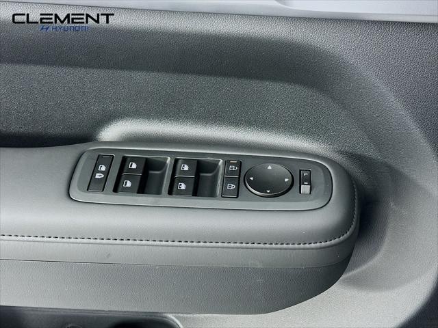 Hyundai Santa Fe Vehicle Full-screen Gallery Image 22