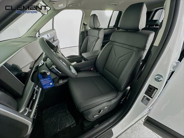 Hyundai Santa Fe Vehicle Full-screen Gallery Image 25