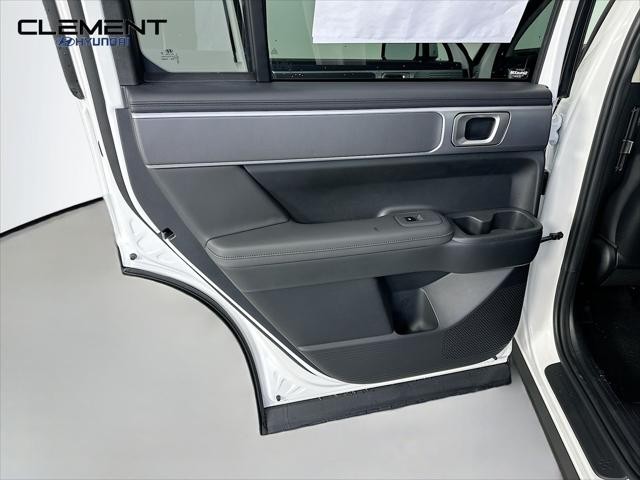 Hyundai Santa Fe Vehicle Full-screen Gallery Image 26