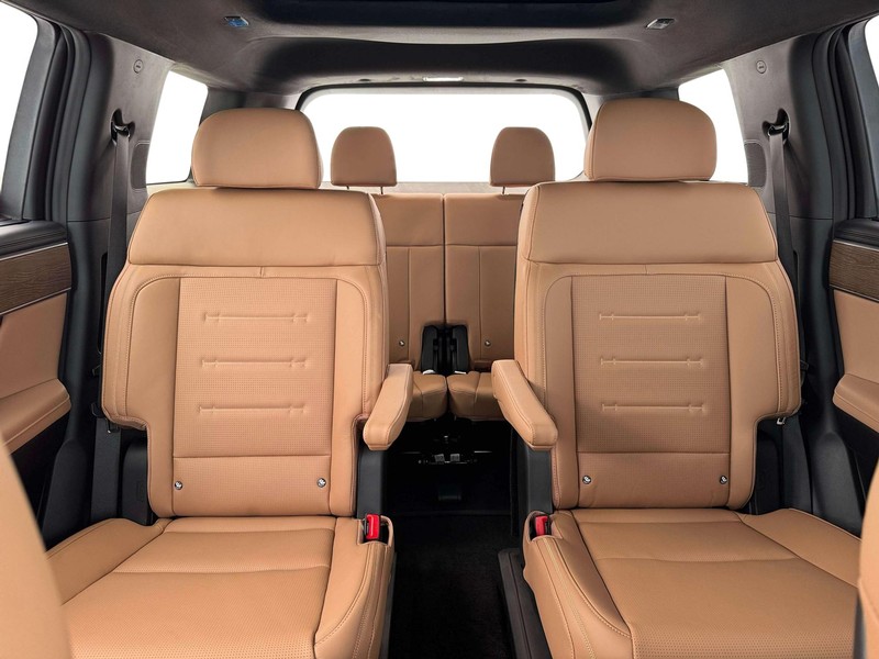 Hyundai Santa Fe Hybrid Vehicle Full-screen Gallery Image 16