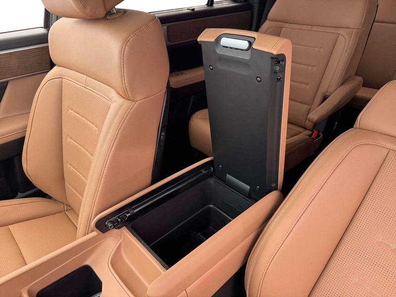 Hyundai Santa Fe Hybrid Vehicle Full-screen Gallery Image 19