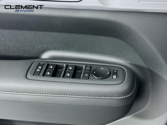 Hyundai Santa Fe Vehicle Full-screen Gallery Image 22