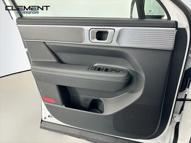 Hyundai Santa Fe Vehicle Full-screen Gallery Image 23