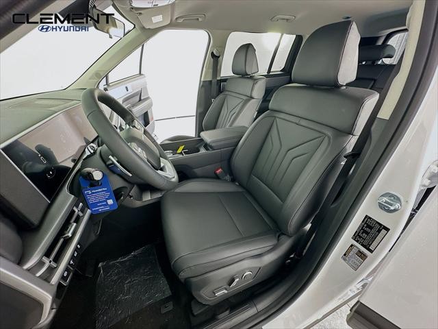 Hyundai Santa Fe Vehicle Full-screen Gallery Image 25