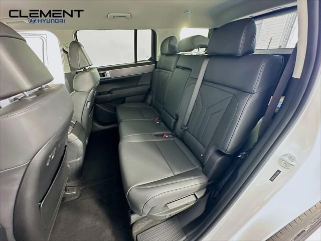 Hyundai Santa Fe Vehicle Full-screen Gallery Image 27