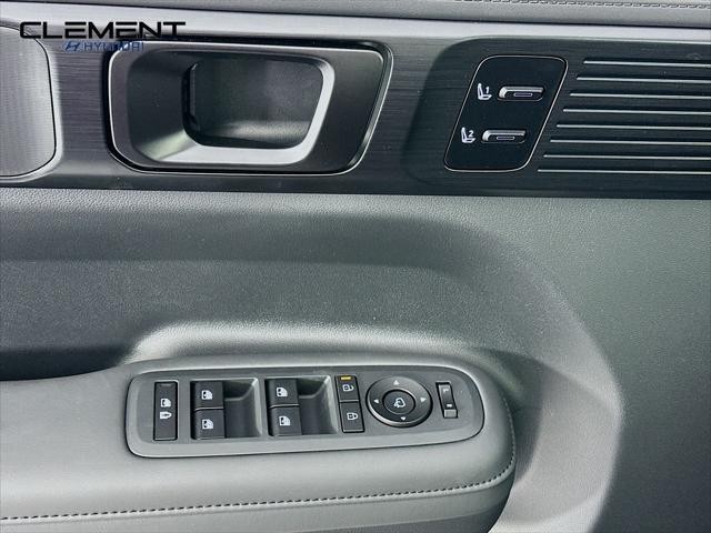 Hyundai Santa Fe Hybrid Vehicle Full-screen Gallery Image 24