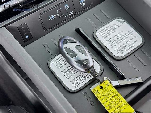 Hyundai Santa Fe Hybrid Vehicle Full-screen Gallery Image 21