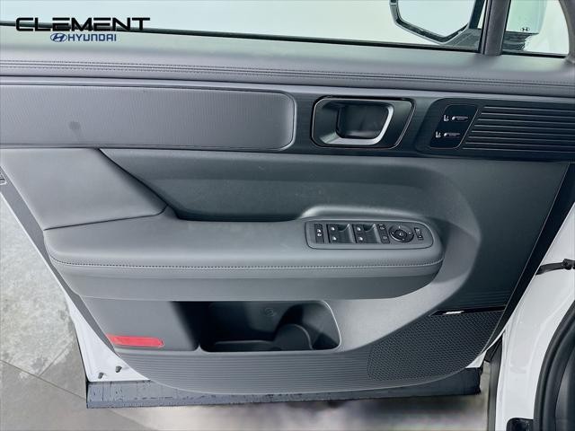 Hyundai Santa Fe Hybrid Vehicle Full-screen Gallery Image 25