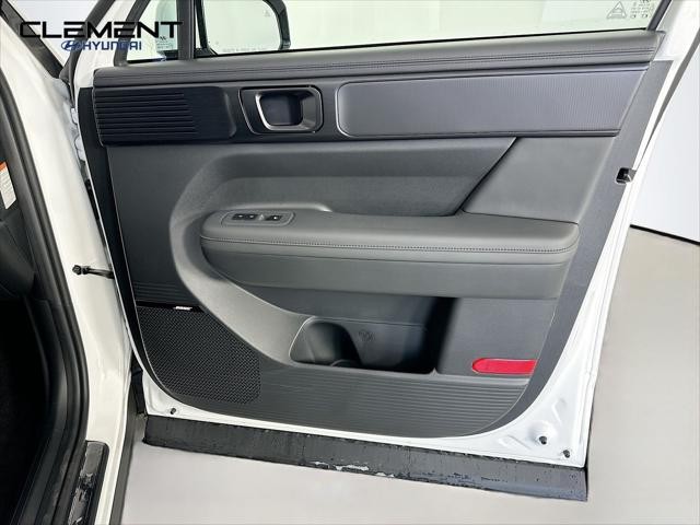 Hyundai Santa Fe Hybrid Vehicle Full-screen Gallery Image 32