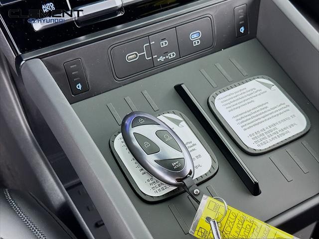 Hyundai Santa Fe Hybrid Vehicle Full-screen Gallery Image 21