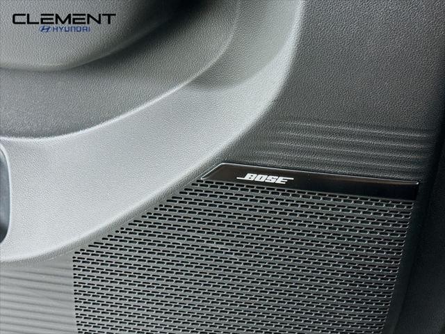 Hyundai Santa Fe Hybrid Vehicle Full-screen Gallery Image 23