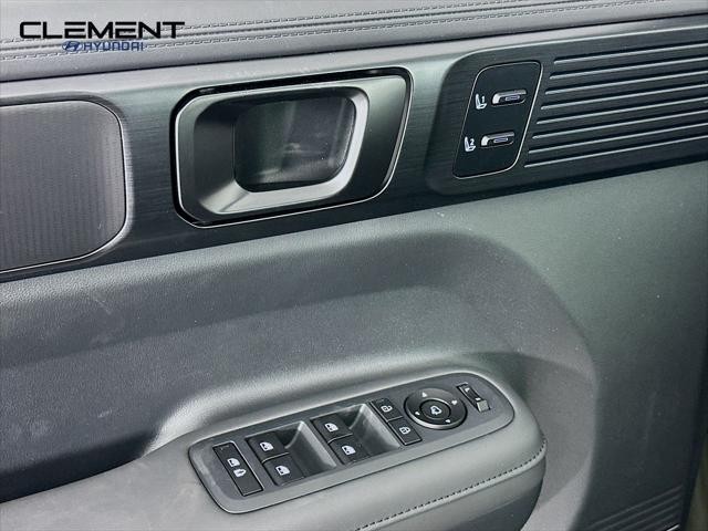 Hyundai Santa Fe Hybrid Vehicle Full-screen Gallery Image 24