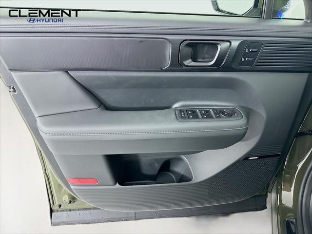 Hyundai Santa Fe Hybrid Vehicle Full-screen Gallery Image 25