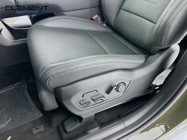 Hyundai Santa Fe Hybrid Vehicle Full-screen Gallery Image 26