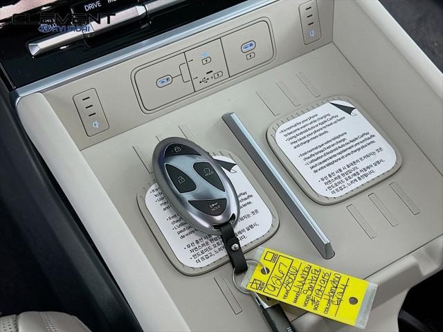 Hyundai Santa Fe Hybrid Vehicle Full-screen Gallery Image 21